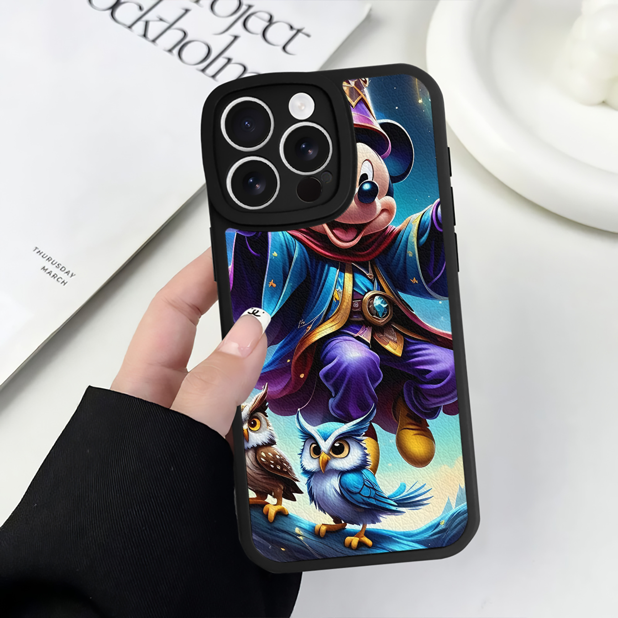 （画像用） ミッキーマウス Mickey Mouse 【iPhone 16シリーズ対応】シリコンスマホケース（レザー調） 材質：シリコン